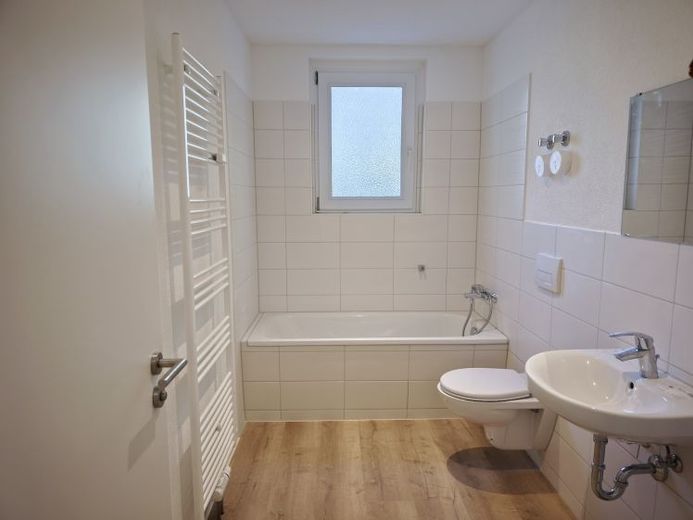 Komplett erneuert: Stilvolle 2-RW mit Balkon im ruhigen Merseburg-Süd – Foto 1