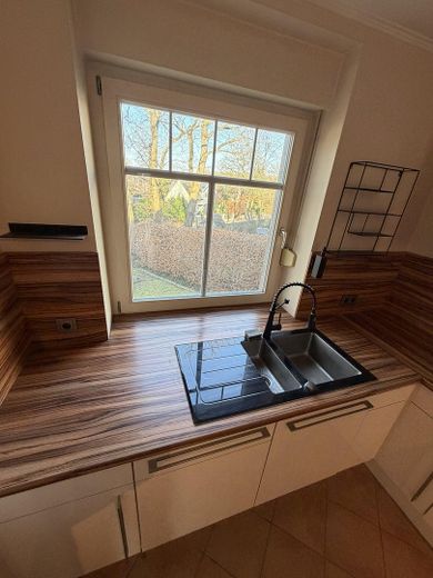 Barrierefreie 3,5-Zimmer-Wohnung in Sasel – Südwest-Balkon, Aufzug Tiefgarage, 2 TG-Plätze – Küche/Waschbecken