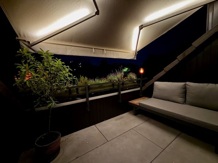 Loggia bei Nacht mit Markise