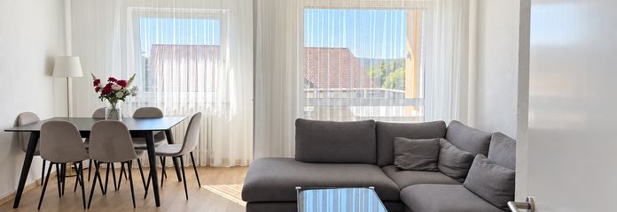 Appartement rénové lumineux de 3 pièces avec balcon à Pfullendorf – Wohnzimmer mit Balkonzugang