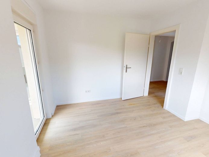 Uw vakantiegeld – 2 netto koude huren cadeau! Groot 3-kamerappartement met BALKON en op loopafstand van de Main-oever – Ansicht II: Schlafzimmer