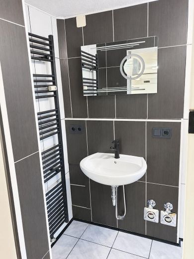 127 m² PRIVATES WOHNEN MIT EIGENEM POOL & GARTEN – 2 GARAGEN + 1.920 € KALTMIETEINNAHMEN – Nutzflächen Duschbad
