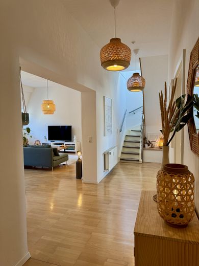 Maisonette de estilo antiguo inundada de luz, con chimenea, aire acondicionado y un ambiente residencial tranquilo – Flur - Wohnzimmer & Treppe