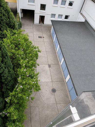 Charmante 2-Zimmer-Wohnung mit Balkon, Tageslichtbad, Einbauküche und Garage in Wuppertal-Barmen – Garage Innenhof