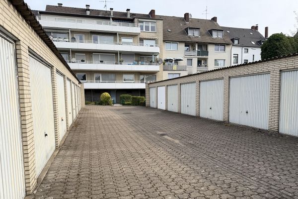 Garagenhof mit 17 Garagen zu verkaufen