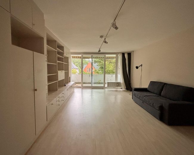 Wohnzimmer und Südbalkon