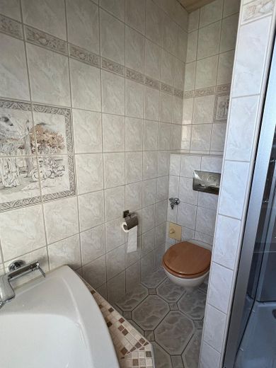 Traumhaftes Haus sucht liebevolle Familie mit Kindern – Badezimmer