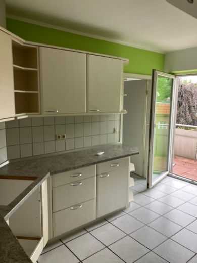 Komfort-Einliegerwohnung im Winkelbungalow mit Balkon in ruhiger Stadtrandlage, von privat – Küche mit Zugang Balkon