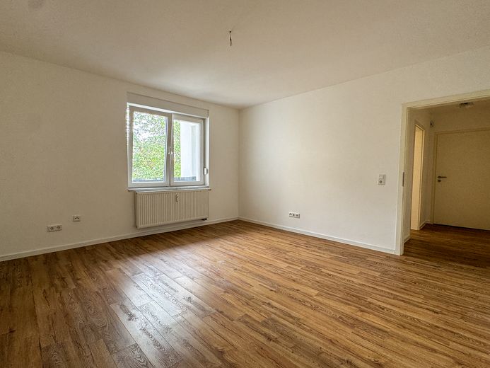 Zentrale 1- Zimmer Wohnung in Leverkusen mit Balkon – Wohn-/ Schlafzimmer 