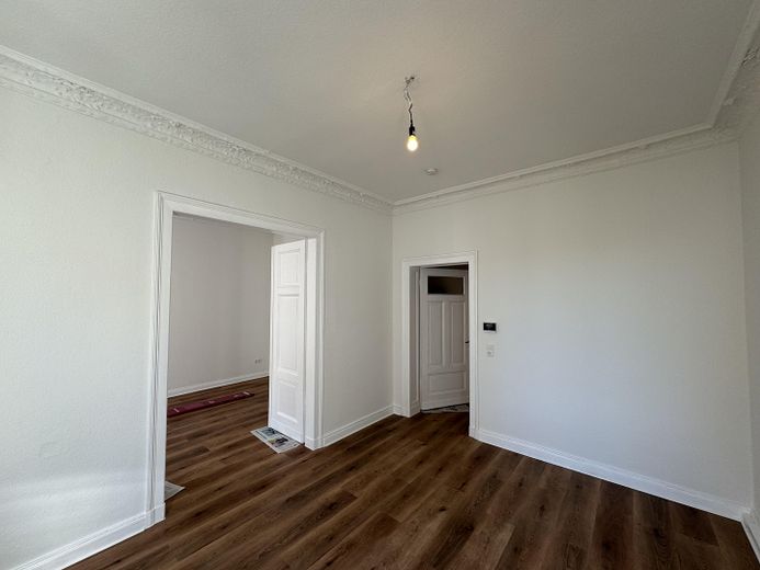 Rarität im Altbau mit Balkon – Wohn- / Esszimmer 4