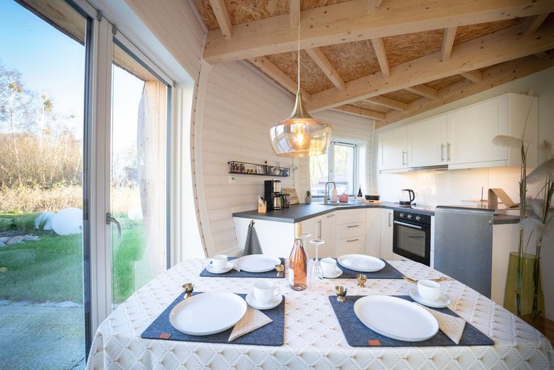 HORN IMMOBILIEN ++ Wustrow Kugelhaus am See - das "Kugellager" in hochwertiger ökologischer Bauweise – Küche offen gestaltet
