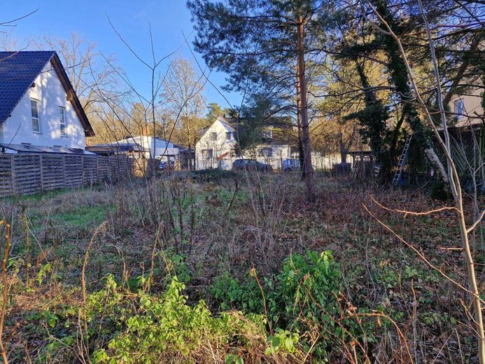 Grundstück mit Baugenehmigung für 2 EFH - sofort bebaubar – Grundstück mit Blick auf Nachbarbebauung