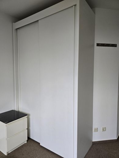 Möblierte 2-Zi. EG-Wohnung in Bockenheim am Niddapark von privat – Schrank 1 Schlafzimmer