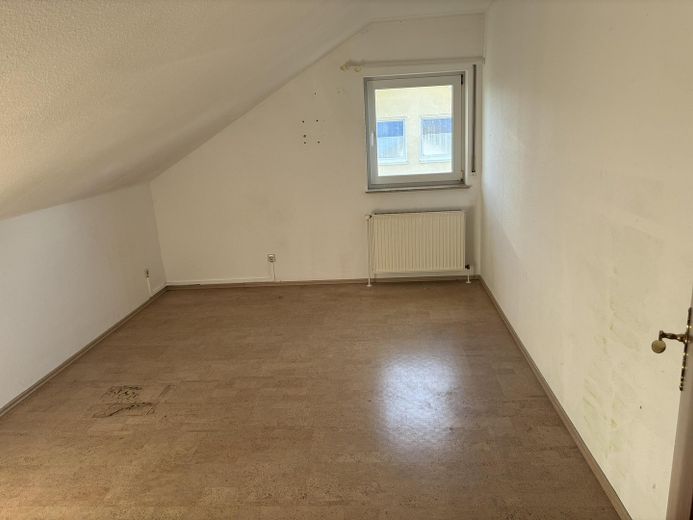 freistehendes Einfamilienhaus mit großen Grundstück und Ausbaupotential – Zimmer 1