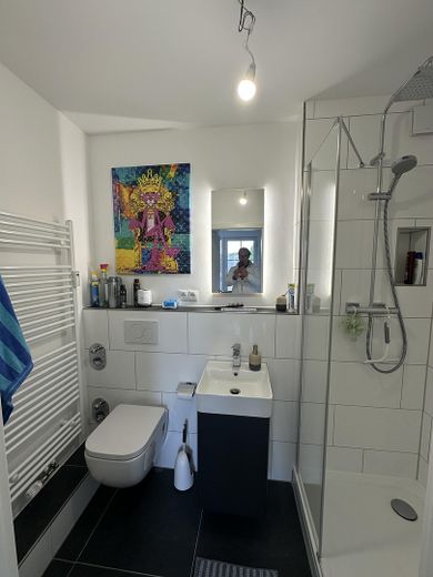 Möblierte hochwertige 1-Zimmer-Wohnung mit moderner Ausstattung in ruhiger Lage, Hamburg-Farmsen – Badezimmer