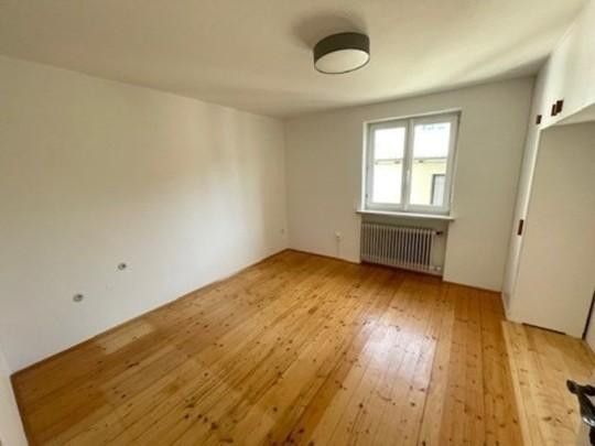 Zweifamilienhaus auf 819 qm Traumgrundstück – Schlafzimmer EG