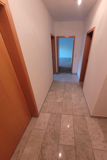 helle 3 Raumwohnung mit großem Balkon u. Tiefgarage – Flur mit Marmorboden