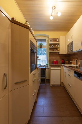 Stylish 3-room apartment with high-quality fitted kitchen and shared use of the garden – Einbauküche