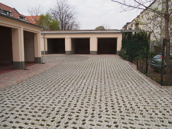 Abitare con stile in una casa a risparmio energetico – grosser Innenhof mit Carports