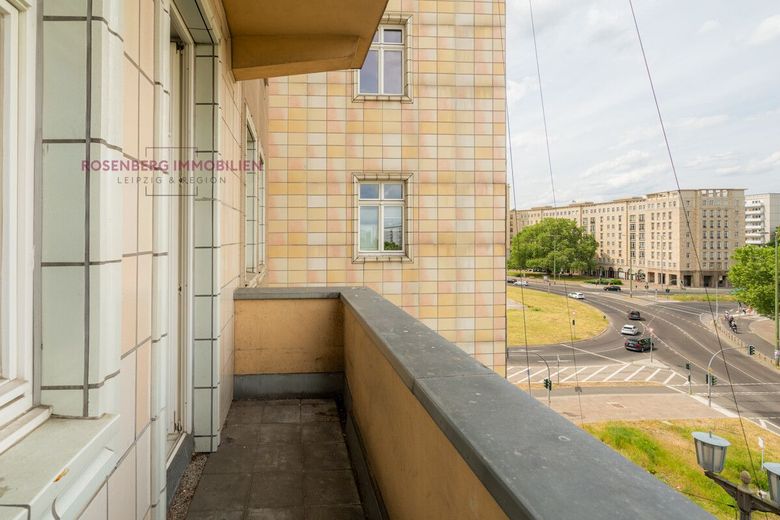 *bezugsfrei* Denkmalgeschützte 3-Zimmer-Wohnung mit Balkon an der Karl-Marx-Allee – Immobilie in Berlin zu verkaufen_3-Raum_Balkon