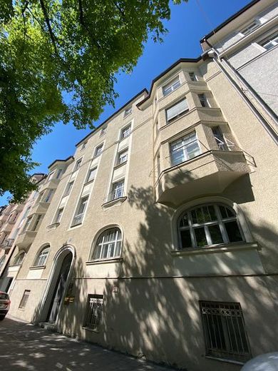 Vicino a Prinzregentenpl., splendido appartamento di 4,5 locali in edificio d’epoca ad Alt-Bogenhausen + cucina abitabile, zona pranzo e balcone! – Hausansicht