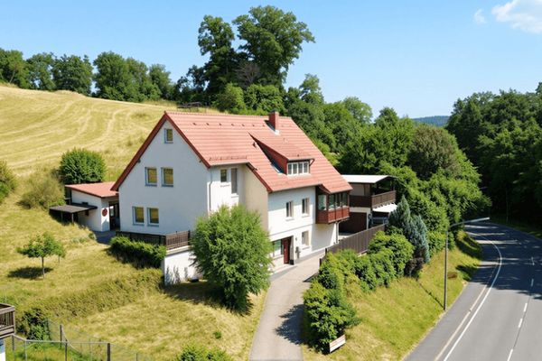 Charmantes Zweifamilienhaus mit Einliegerwohnung und traumhaftem Garten in Heppenheim