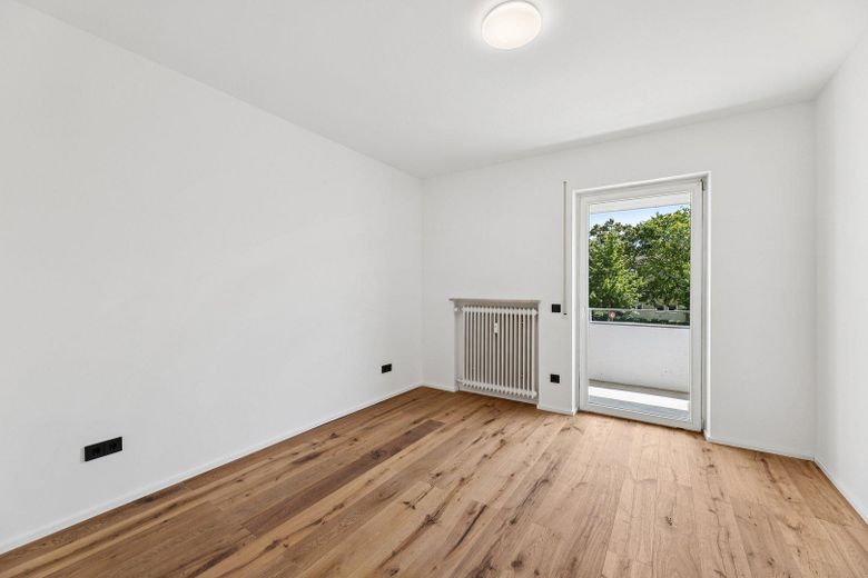 PROVİZYONSUZ: otopark yeri ve 2 balkonlu, tamamen yenilenmiş 3 odalı daire, mükemmel konumda! – Schlafzimmer