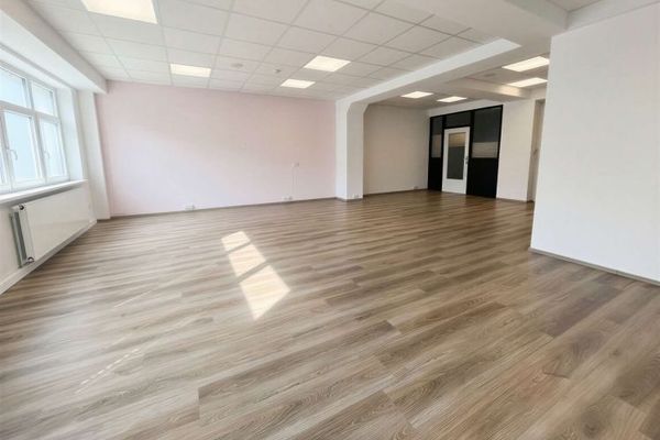 Unità commerciale con molteplici possibilità d'uso presso la piazza del mercato!