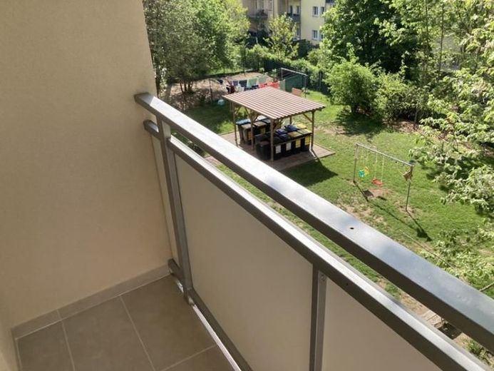 Zweitbezug nach Sanierung! Großzügige 3-Zimmerwohnung mit Laminat, Balkon, Wanne und Einbauküche! – Foto 1