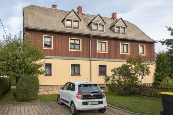 ALTBAUWOHNUNG mit großer Küche - Küche und Bad mit Fenster
