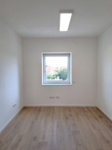 Ist Ihr Büro zu heiß?  Das 115m2 TRAUMBÜRO ist so gut isoliert, dass Sie keine Klima brauchen – Einzelbüro hell, Raumhöhe 2,8m