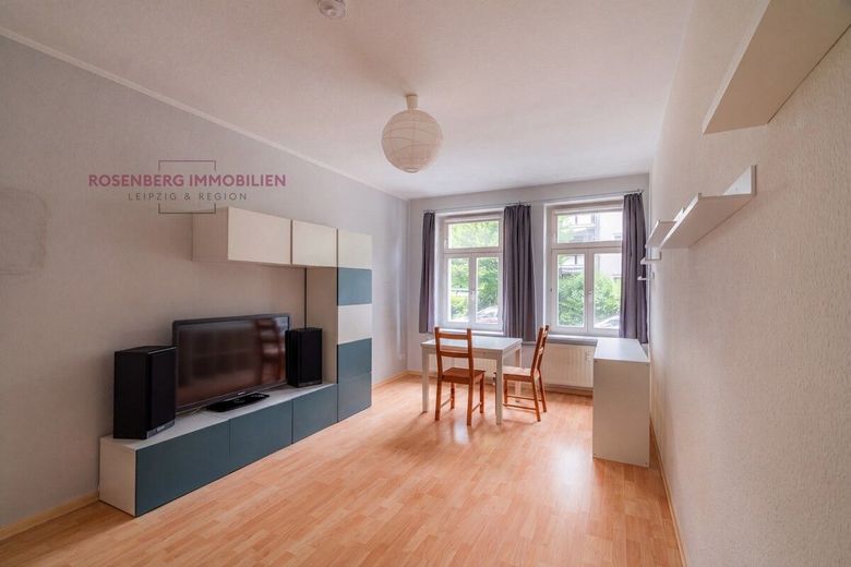 *BEZUGSFREI* Denkmalgeschützte 2-Zimmer Wohnung in Leipzig Alt-West – Immobilie in Leipzig zu verkaufen _ 2 Raumwohnung _ Rosenberg Immobilien _ Wohnzimmer