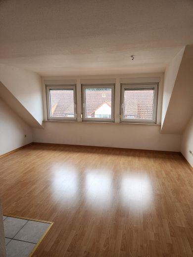 Gemütliche Dachgeschosswohnung in Mühlhausen zur Vermietung – Wohn- und Essbereich