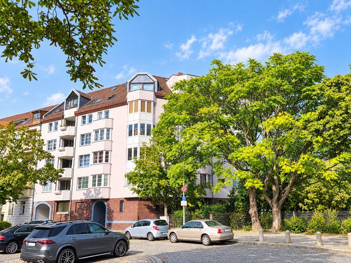 senza commissioni, appartamento di 3 locali ai margini di Berlino, posizione da sogno, terrazze soleggiate – Parkmöglichkeiten vor dem Haus