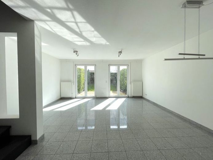Schönes Reihenmittelhaus in Ostfildern-Scharnhausen zu vermieten, mit eigener Doppel-Garage! – Photo 1