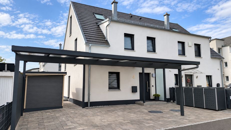 Moderne DHH in Wilhermsdorf – ca. 195 m² Gesamtfläche, Garten & Vollkeller – provisionsfrei – Frontansicht mit Carport