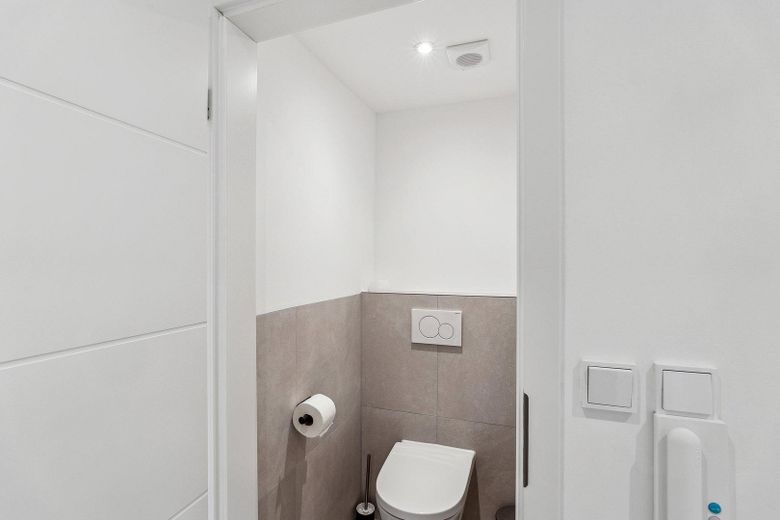Top-Uni-Lage! Modern möbliertes Zimmer in sanierter WG | All-inclusive - mit Strom und Internet – WC1/2