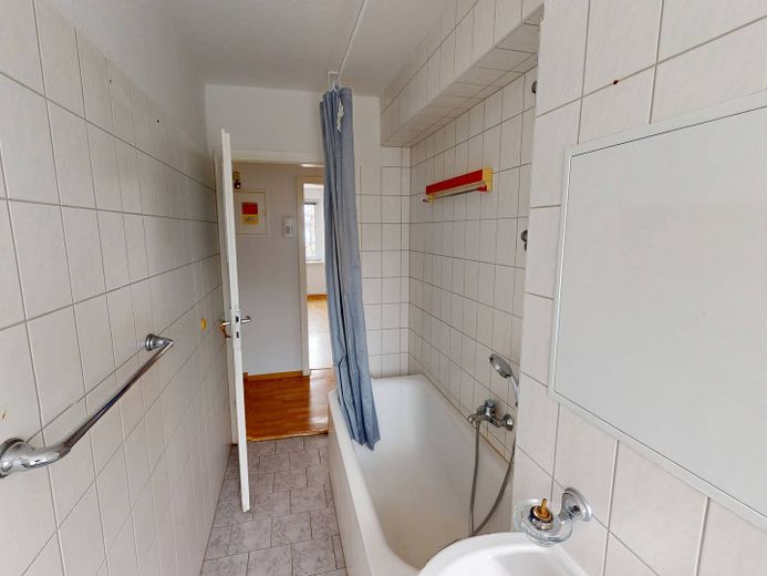 Appartement lumineux de 3 pièces avec salle de bains équipée d’une baignoire – Ansicht II: Bad