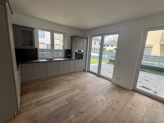 Traumhafte 4 Raumwohnung mit großem Garten in einer Villa – Foto 2