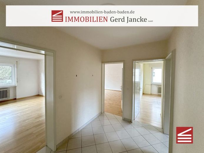 Baden-Baden, gut geschnittene Drei-Zimmer-Wohnung mit Balkon u. Carport – Foto 1