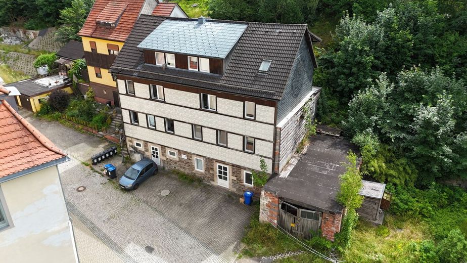 Exzellente Kapitalanlage mit Historie und stabiler Rendite: Vollvermietetes Mehrfamilienhaus in 96528 Frankenblick-Rauenstein! – Luftaufnahme
