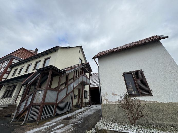 Großzügiges Mehrfamilienhaus mit Sauna in Nentershausen-Süß – Haus inkl. Nebengebäude