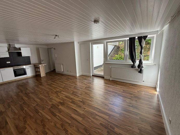 Helle Kellerwohnung mit Einbauküche und kleiner Terrasse – Foto 1