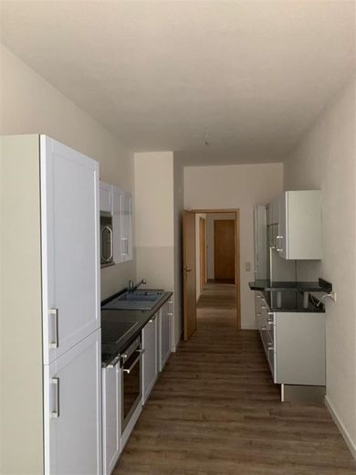 Großzügige 4-Zimmer mit Laminat, EBK und Wannenbad in guter Lage – photo-2023-10-30-09-21-50~02