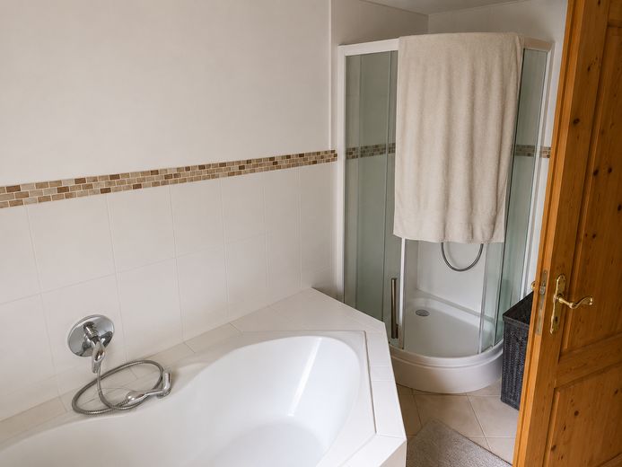 DHH+Bungalow zu Vermieten – Badezimmer Haupthaus