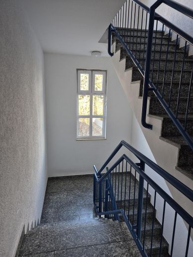 Moderne 1-Zi-Wohnung mit großzügiger Küche und Tiefgaragenplatz in LU a.R. – Treppenhaus