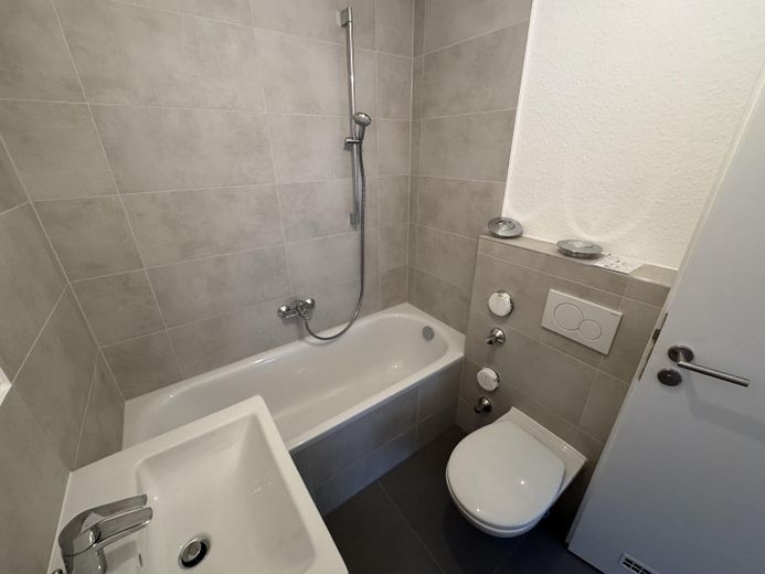 Encantador y amplio apartamento de 2 habitaciones con balcón en una ubicación privilegiada en Berger Straße. – Foto 27