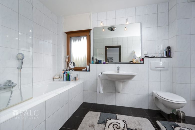 Ihr Traum wird wahr: Freistehendes Ein- bis Zweifamilienhaus mit Garten, Garage und viel Platz – Badezimmer