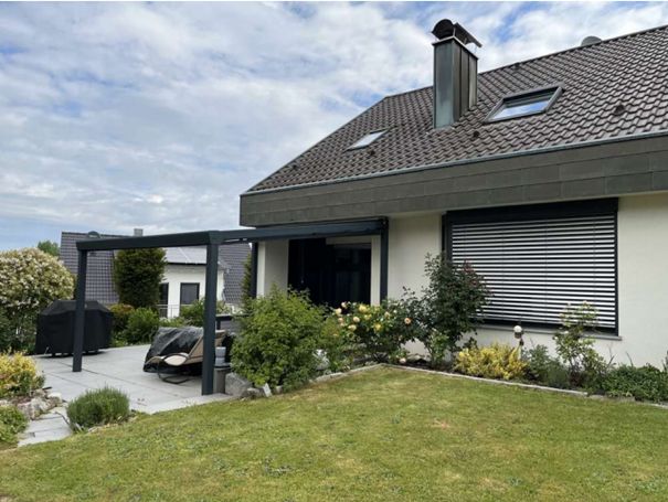 Modernisiertes Zweifamilienhaus mit zusätzlichem Wohnbereich – Terasse + Garten