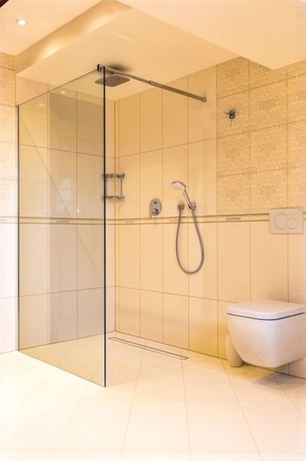 Modernes Penthouse-Flair im historischen Ambiente - Dachgeschosswohnung mit Designanspruch – Bad mit Dusche